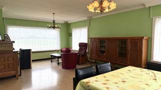 <p><span>OPEN HUIS donderdag 29 oktober 2026 van 18u tot 19u</span></p><p><span> </span></p><p><span>Ruime gelijkvloerse woning op hoekperceel in rustige doodlopende straat</span></p><p><span>Deze zeer ruime gezinswoning is rustig gelegen in een doodlopende straat te Heestert, nabij de kerk en met een mooi open zicht op een weidelandschap aan de voorzijde. De woning bevindt zich op een zonnig hoekperceel met zuidoriëntatie.</span></p><p><span>Indeling: inkomhal, lichtrijke en bijzonder ruime leefruimte, aansluitende leefkeuken, kelder, garage, vier volwaardige slaapkamers en een praktische douchekamer. Dankzij de grote raampartijen geniet de woning van veel natuurlijk licht en een aangenaam ruimtegevoel.</span></p><p><span>De woning is volledig gelijkvloers ingericht, wat zorgt voor extra comfort. De zolder biedt bovendien nog heel wat uitbreidingsmogelijkheden en kan perfect ingericht worden als extra slaapkamer, bureau of hobbyruimte.</span></p><p><span>Verder is de woning voorzien van dubbele beglazing en is ze quasi instapklaar. De renovatieverplichting kan eenvoudig aangepakt worden, onder meer door het isoleren van de zolder.</span></p><p><span>Ideaal voor wie rustig wil wonen met veel ruimte en potentieel.</span></p><p><span> </span></p><p><span> </span></p>