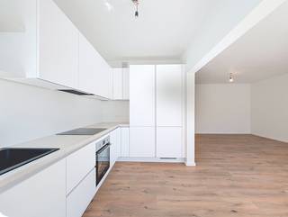<span>Gerenoveerd appartement in Buizegem-wijk te Edegem in een kleinschalig gebouw. Gelegen in een rustige woonwijk nabij het gekende park 'Romeinse Put', doch nabij openbaar vervoer, winkels en in de onmiddellijke omgeving van belangrijke invalswegen. <br /><strong><br />INDELING</strong><br />We betreden het appartement via de ruime inkomhal met gastentoilet. Vervolgens komen we in de leefruimte, met grote raampartij welke zorgt voor heel wat natuurlijke lichtinval.<br />Vervolgens komen we in de open keuken, welke volledig uitgerust is met een inductievuur, dampkap, ingebouwde oven, ijskast, diepvries en spoelbak.<br /><br />Het appartement omvat 2 slaapkamers (14m² - 10m²) waarvan de kleine toegang geeft tot het oost georiënteerde terras.<br />Er is nog een extra kamer (8m²), welke voor verschillende doeleinden gebruikt kan worden.<br /><br />De nieuwe badkamer, op tegel, omvat een dubbele lavabo + meubel, inloopdouche en spiegelkast.<br /><br /><strong>BIJZONDERHEDEN<br /></strong>Volledig gerenoveerd.<br />Verwarming dmv condensatieketel op gas. <br />Aluminium schrijnwerk met dubbele beglazing.<br />Individuele garagebox, achteraan het gebouw, verplicht aan te kopen tegen €25.000<br />Individuele kelderberging<br /><br />Grondplan en attesten te vinden bij 'downloads'</span>