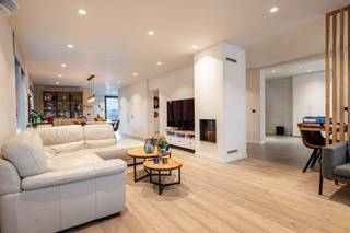 <br />Gunstig gelegen ruime woning met loods nabij het centrum van Zomergem.<br /><br />De woning is gelegen langsheen de Nekke en biedt snelle verbindingen naar alle hoofdwegen en de E40.<br /><br />Het huis onderging een totale renvatie is instapklaar. Tijdens de renovatie is er veel aandacht geschonken aan isolatienormen en energiezuinigheid!<br /><br />Er is gelet om veel licht en ruimte te creëren wat een open sfeer heeft gebracht.<br /><br /><strong>Indeling:</strong><br /><br />Via een grote inkomruimte met ingemaakte kasten is er een aansluitende bureau, een gigantische woonkamer met zithoek en eetplaats, een aparte volledig geïnstalleerde keuken met aanpalende koele berging, bergplaats met technische ruimte en wasplaats, gastentoilet.<br /><br />Op de verdieping zijn er 4 volwaardige slaapkamers, een luxueuze badkamer met inloopdouche.<br /><br />Op de zolderverdieping is er nog een slaapkamer met inbouwkasten.<br /><br /><strong>Indeling loods:</strong><br /><br />Via een aparte toeganspoort kan men naar de loods die een mooie open werkplaats en fietsenberging heeft. Op de verdieping is er een polyvalente ruimte en stockageplaats.<br /><br />Achteraan de woning is er een zonneterras en tuin, met een extra tuinberging.<br /><br />Deze woning is ideaal voor een zelfstandige ondernemer die wonen en werken wil combineren in een instapklare en grote woning.<br /><br /><strong>Extra troeven</strong><br />✅ Instapklaar<br />✅ Grote woonoppervlaktes<br />✅ Makkelijk bereibkaar en toch niet ver van het centrum<br />✅ Ideaal voor zelfstandig gebruik<br /><br /><br /><strong>Bent u op zoek naar een ruim met loods om uw zelfsandige acitivteit verder te laten groeien? Neem gerust contact met ons op voor meer informatie of om een bezoek in te plannen.</strong><br /> 