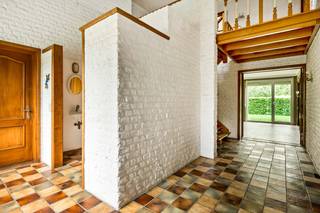 Heeft u interesse in een prachtige open bebouwing (bouwheer Vlassak - Verhulst) met 4 slaapkamers dat in te richten is naar eigen smaak in Wijnegem? Kom dan zeker eens kijken!<br />Via de inkomhal met vestiairekast bereikt u de verschillende leefruimtes van de woning.<br /><br />De lichtrijke woonkamer vormt samen met de eetkamer het hart van de woning. De gezellige houthaard zorgt voor extra sfeer tijdens de wintermaanden, terwijl de grote raampartijen een prachtig zicht bieden op de private tuin.<br /><br />Aansluitend bevindt zich de volledig te renoveren ruime keuken met directe toegang tot het overdekte terras en de mooie tuin.<br /><span>Verder beschikt het gelijkvloers over een gastentoilet, praktische berging, ruime inpandige garage met aansluiting voor wasmachine en overdekt terras.</span><br />De eerste verdieping omvat 4 slaapkamers (16, 16, 13 en 9 m²), apart toilet, te renoveren badkamer met ligbad en douchefunctie en extra berging/ Bureau.<br />De woning beschikt over een prachtig perceel met een volledig omheinde tuin van ongeveer 180 m². Hier geniet u in alle privacy van rust en groen.<br /><br />Pluspunten: <br />+ Open bebouwing op TOP locatie<br />+ Gelegen in een rustige residentiële buurt van Wijnegem<br />+ Nabij scholen, winkels en openbaar vervoer<br />+ Vier slaapkamers<br />+ Ruime leefruimte met houthaard<br />+ Inpandige garage met dubbele oprit<br />+ Private tuin<br />+ Grote garage van ca. 36 m²<br />+ Volledig omheinde tuin met tuinhuis<br />+ Nieuw Vaillant Condensatie ketel op gas<br /><br />Interesse in dit toffe huis? Neem gerust contact op voor een bezoek ter plaatse via 03 337 50 70 of info@vbvastgoed.be.