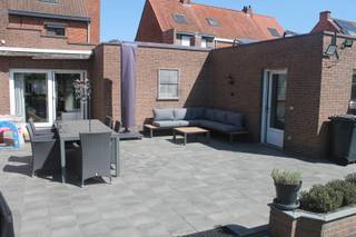 Gezellige gerenoveerde woning in het groene hart van Sinaai.<br /><br />Welkom thuis in het prachtige Sinaai, waar rust, ruimte en leef-comfort samenkomen. <br />Deze woning ligt vlakbij " Den Dries " en alle winkels en faciliteiten.<br />Bij het betreden kom je binnen in een lichtrijke en modern ingerichte leefruimte waar keuken en woonkamer naadloos in elkaar overvloeien. <br />De open keuken is landelijk, hedendaags en tegelijk gezellig. Een plek waar koken en samenzijn samensmelten.<br />Er zijn drie slaapkamers waarvan twee met ingebouwde kasten.<br />Er is een badkamer met ligbad, douche en lavabomeubel, een apart toilet en een praktische bergruimte/wasplaats.<br />De zolder van meer dan 40m² geeft mogelijkheden om extra kamers te maken.<br />Garage met berging.<br />De Perfecte Z/ZW-oriëntatie van het ruime terras en de tuin met landelijk uitzicht is een andere grote troef..<br />Ook de zonnepanelen genieten een perfecte oriëntatie.<br /><br />De ligging is een absolute troef: winkels, openbaar vervoer, sportfaciliteiten, jeugdbewegingen, lagere school en andere voorzieningen bevinden zich allemaal op wandelafstand. <br />De woning combineert comfort, ruimte en een topligging in een groene omgeving.<br />Een unieke kans voor wie stijlvol en zorgeloos wil wonen in Sinaai.