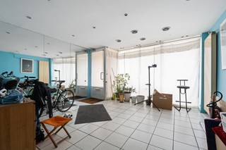<u><strong>Te koop:</strong></u> karaktervolle gesloten woning in het centrum van Zaventem, op een premium locatie nabij scholen, openbaar vervoer en invalswegen.<br /><br />Deze woning, gebouwd tussen 1900 en 1918, combineert authentieke charme met moderne comfortvoorzieningen. Dankzij de nieuwe ketel (2020) en airco geniet u het hele jaar door van een aangenaam binnenklimaat. Bovendien bevestigde de gemeente Zaventem dat het pand, momenteel ingeschreven als handelshuis, kan worden omgevormd tot eengezinswoning. Met een EPC-label C is dit een energiezuinige keuze in het hart van de stad.<br /><br /><u><strong>Belangrijkste ruimtes:</strong></u><br />• Ruime woonkamer (45,2 m²) met veel lichtinval<br />• TV-kamer (24 m²) ideaal voor ontspanning<br />• Keuken (26 m²) met directe toegang tot het terras<br />• Drie slaapkamers (16,2 m², 10 m² en 21 m²)<br />• Badkamer (11 m²)<br />• Kelder (18 m²) voor extra opslag<br />• Tuin (60 m²) voor buitenplezier<br /><br /><u><strong>Troeven:</strong></u><br />• Nieuwe ketel van 2020 en airco<br />• Mogelijkheid tot omvorming naar eengezinswoning<br />• EPC-label C<br /><br />Meer informatie of een bezoek met Joery Van De Gucht? Contacteer ons via +3223351115<br />JOUW DROOMHUIS. ZO GEVONDEN!