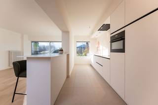 Dit volledig gerenoveerde drie-slaapkamer appartement in Kristus Koning, Brugge, biedt niet alleen een prachtig, vrij uitzicht aan de vaart, maar...