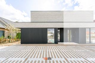 Deze nieuwbouwwoning biedt een sterke combinatie van moderne architectuur, comfort en hoog energie- en woontechnisch niveau in een goed bereikbare, groene locatie in Wingene. <br /><br />De woning is ideaal voor een gezin, die op zoek is naar ruime, lichtrijke ruimtes met een zuidgerichte tuin, in een kwalitatieve nieuwbouwsetting. <br />Dankzij de aandacht voor afwerking, duurzame technieken en de perfecte locatie, is de woning zowel aantrekkelijk als toekomstgericht.<br /><br />Woonindeling:<br />Inkomhal met vestiaire en gastentoilet, aan de voorzijde een functionele ruimte dat kan dienst doen als bureau/hobbyruimte/speelruimte of slaapkamer, eet- en leefruimte met open ingerichte keuken met aansluitend een ruime berging/wasplaats. <br />Op de verdieping hebben we 3 volwaardige slaapkamers, badkamer met dubbele lavabomeubel, ligbad en inloopdouche en apart toilet op de hal en een technische ruimte waar alle technieken worden voorzien (ventilatiesysteem D, vloerverwarming, zonnepanelen, warmtepomp type lucht/water).<br /><br />De woning beschikt daarnaast over een zuidgerichte tuin &amp; terras en privatieve parkeerplaatsen vooraan.<br /><br />Een belangrijk pluspunt van deze woning is dat de koper nog inspraak heeft in de binnenafwerking.<br />Vloeren, keuken en badkamer kunnen volledig worden gekozen volgens uw persoonlijke stijl en budget. Zo creëert u een woning die volledig aansluit bij uw eigen woonwensen — van modern minimalistisch tot warm en landelijk.<br /><br />Meer info en/of een plaatsbezoek, neem gerust contact op 0470 50 50 50 of info@futurimmo.be.