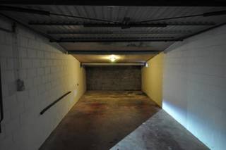 Deze garage (P48) is gelegen tussen het Sint-Pieters station en de kleine ring van Gent. Beschikt over een licht en een stopcontact. Beschikbaar...