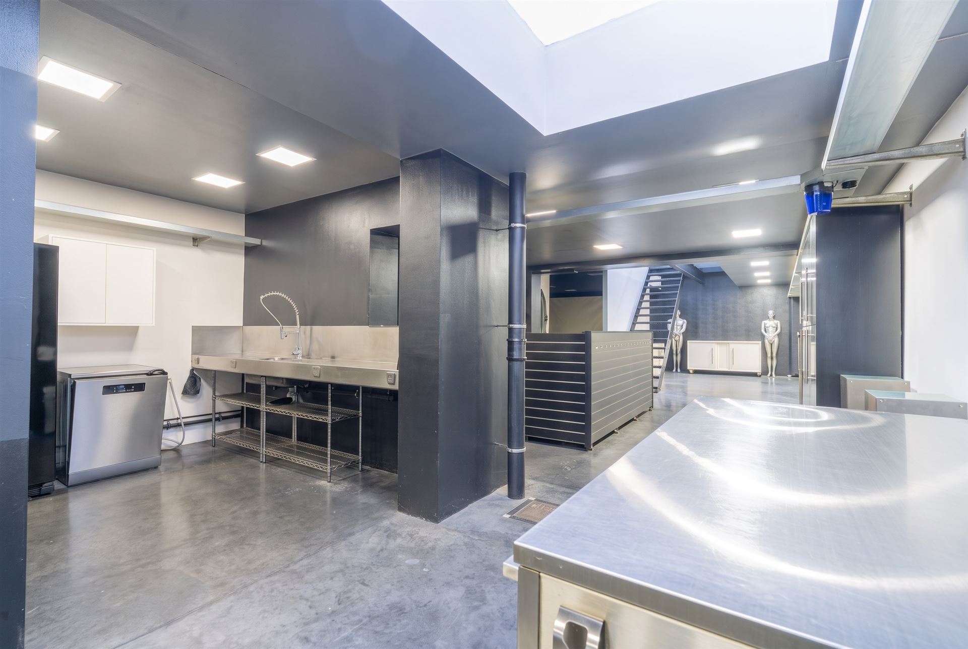 Industrieel afgewerkt hglv van 255 m² met woonmogelijkheid! - foto 4