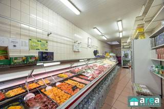 <p><span>Op zoek naar de perfecte plek voor je zaak of investering?</span></p><p><span>In de bruisende Kievitwijk, in het hart van de Provinciestraat, bevindt zich dit goed gelegen handelsgelijkvloers in een kleinschalig gebouw van 4 units, zonder lift. Het gaat om een commerciële ruimte (±75 m²), momenteel uitgebaat als slagerij.</span></p><p><span> </span></p><p><span>De locatie is een absolute troef: op wandelafstand van het Centraal Station, het Mediaplein en het Antwerpse stadscentrum. Deze buurt staat bekend om haar levendige handelsactiviteit, hoge passage en stabiele huurmarkt, wat dit pand tot een zekere en rendabele investering maakt</span></p><p><span> </span></p><p><span>Een ideale opportuniteit voor wie zijn eerste zaak wil opstarten (kantoorruimte, bureau of als (groeps)praktijk en zoveel meer) of interessant wil investeren in een buurt in volle ontwikkeling. </span></p><p><span>Mogelijk rendement van 11,55% bij verhuur aan €1250/mnd!</span></p><p><span> </span></p><p><span>Grootste troeven:</span></p><p><span>-Centrale locatie in levendige buurt</span></p><p><span>-Goede zichtbaarheid (veel passage)</span></p><p><span>-Veel potentieel (volledig zelf in te richten en in te delen)</span></p><p><span> </span></p><p><span>(Huidige) indeling:</span></p><p><span>-Gelijkvloers (EPC D): De oppervlakte van het gelijkvloers bedraagt 75m². Aan de voorzijde bevindt zich de winkel met aansluitend de keuken en koelcel. Tot slot is er nog een berging met een apart toilet.</span></p><p><span> </span></p><p><span>Voor meer informatie kan u terecht bij Area Partners: Info@area.be of 03/284.60.60</span></p>