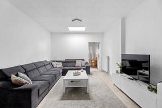 <p>Vous recherchez une maison spacieuse, prête à emménager ? Cette charmante propriété, située dans une rue calme et conviviale, a tout pour plaire. À proximité immédiate des commerces, des écoles et des transports en commun, elle offre un cadre de vie paisible tout en bénéficiant d'une excellente accessibilité.</p><p>Parmi ses nombreux atouts : un certificat PEB de catégorie C (sans obligation de rénovation), du double vitrage avec volets dans toute la maison, une toiture isolée et une habitation entièrement exempte d'amiante.</p><p>Le rez-de-chaussée comprend une pièce polyvalente à l'avant, idéale comme bureau, salle de jeux ou espace de rangement. Vous accédez ensuite au séjour, à une cave sèche, à la cuisine et à la salle de bains avec WC. À l'extérieur, vous profitez d'une cour agréable avec un petit jardin et d'un accès arrière via le Boerenhof, très pratique pour les vélos ou les poubelles.</p><p>Le premier étage accueille deux grandes chambres. Un escalier fixe mène au grenier aménagé, où se trouvent encore deux chambres spacieuses, soit quatre chambres au total.</p><p>Intéressé(e) ? Contactez-nous au <strong>0456 98 16 85</strong> pour organiser une visite.</p>
