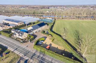 Uitzonderlijk ruime villa met zwembad, wellnessfaciliteiten, magazijn en meerdere wooneenheden op een perceel van 5.100 m²<br /><br />Op een rustige en groene ligging aan de St.-Antoniusweg 97 in Pelt bevindt zich deze bijzonder ruime en veelzijdige villa. Met een indrukwekkende woonoppervlakte van ca. 550 m²,<br />een volledig onderkelderde woning en een royaal perceel van 5.100 m², biedt deze eigendom een unieke combinatie van comfortabel wonen en diverse gebruiksmogelijkheden.<br /><br />Via de ruime inkomhal betreedt u de hoofdwoning, die beschikt over 4 slaapkamers en 3 badkamers, waarvan één slaapkamer met badkamer op het gelijkvloers – ideaal voor gelijkvloers wonen of gastenverblijf. De leefruimtes zijn royaal en lichtrijk en bieden een aangename connectie met de tuin.<br /><br />Verder beschikt de woning over een wellnessruimte met sauna, infraroodsauna en stoomcabine. In de tuin geniet u van een zwembad, omgeven door groen en privacy.<br /><br />Een belangrijke meerwaarde zijn de 4 aparte wooneenheden, elk voorzien van een eigen badkamer en keuken. Dit maakt het eigendom bijzonder geschikt voor:<br /><br />kangoeroe- of zorgwonen<br />co-housing<br />wonen in combinatie met verhuur<br />andere residentiële of gemengde invullingen (onder voorbehoud van de geldende regelgeving)<br />luxe materialen gebruikt<br /><br />De woning is volledig onderkelderd en beschikt over een inpandige garage met goederenlift, wat zorgt voor extra comfort en functionele opslagmogelijkheden. Daarnaast is er een ruim magazijn, geschikt voor stockage, hobby’s of professionele activiteiten.<br /><br />Achteraan het perceel bevinden zich bovendien staanplaatsen voor mobilhomes, uitgerust met de nodige voorzieningen, wat extra mogelijkheden biedt voor eigen gebruik of aanvullende invulling.<br /><br />Deze eigendom combineert ruimte, rust en multifunctionaliteit op een uitzonderlijk groot perceel in Pelt, met een vlotte bereikbaarheid en tal van mogelijkheden.<br /><br />Een zeldzame opportuniteit voor wie op zoek is naar een eigendom met inhoud én potentieel.