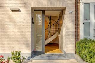 <p><span>WILRIJK - Oosterveld: Spoorweglaan 231:</span><span> Instapklare en technisch hoogwaardig uitgeruste woning met garage, ruim magazijn en domotica. EPC-label A.</span></p><p><span>Deze volledig gerenoveerde woning (2017) combineert hedendaags wooncomfort met een bijzonder uitgebreide technische uitrusting. </span></p><p><span>De woning beschikt over een garage met oprit, een ruim magazijn, domotica, ventilatiesysteem D+ en een doorgedreven beveiligingssysteem. Dankzij de kwalitatieve renovatie, goede isolatie en performante installaties betreft dit een energiezuinige en volledig instapklare woning. Bovendien leent het pand zich uitstekend voor een combinatie van wonen en werken of voor een vrij beroep.</span></p><p><span>BESCHRIJVING:</span></p><p><span>Via de vernieuwde voorgevel met stijlvolle steenstripafwerking en de oprit in polybeton bereikt u de woning. </span></p><p><span>De garage met sectionaalpoort geeft toegang tot een ruime magazijn- of opslagruimte. Deze polyvalente ruimte biedt tal van mogelijkheden en kan perfect dienst doen als opslagplaats, atelier, hobbyruimte, werkruimte voor zelfstandigen of extra stockage voor een onderneming. De ruimte is technisch sterk uitgerust en voorzien van camerabewaking, geïntegreerd in het aanwezige alarmsysteem, evenals een beveiligingsdeur, wat zorgt voor een hoog veiligheidsniveau.</span></p><p><span>Op het gelijkvloers bevindt zich de inkomhal met vestiaire, een praktische berging met lavabo en aansluitingen voor wasmachine en droogkast. Deze verdieping is afgewerkt met een moderne gietvloer en beschikt eveneens over camerabewaking en een alarmsysteem. Daarnaast zijn er een waterontharder en een drukverhogingspomp geïnstalleerd.</span></p><p><span>De eerste verdieping vormt het leefgedeelte van de woning. De lichtrijke woonkamer op parket geniet van een aangenaam groen uitzicht zonder directe overburen. De open keuken is volledig uitgerust met kwalitatieve Siemens-toestellen, waaronder een inductiekookplaat, combi-microgolf, stoomoven, koelkast en dampkap. Het werkblad en de afwerking zijn uitgevoerd in duurzaam composiet. Op deze verdieping bevinden zich tevens een gastentoilet en toegang tot het terras.</span></p><p><span>De tweede verdieping omvat twee slaapkamers op parket, beide voorzien van ingemaakte kasten, en een badkamer. De badkamer is stijlvol afgewerkt met hoogwaardige Dornbracht-kranen, een regendouche, ligbad met watervalkraan en een elegante glazen afwerking.</span></p><p><span>De woning is bovendien uitgerust met onder meer Niko Home Control domotica, ventilatiesysteem D+, een ATAG condensatieketel, branddetectie op elk verdiep en gelaagd veiligheidsglas. Via een voorziene technische schacht is het bovendien mogelijk om zonnepanelen te installeren.</span></p><p><span>BIJZONDERHEDEN:</span></p><p><span>*Volledig vernieuwde voorgevel met steenstripafwerking<br />*Garage met oprit<br />*Ruime magazijn- / opslagruimte met meerdere gebruiksmogelijkheden - mogelijks derde slaapkamer<br />*Domotica (Niko Home Control)<br />*Ventilatiesysteem D+<br />*Camerabewaking en alarmsysteem<br />*Beveiligingsdeur<br />*Muurisolatie (10 cm) en isolatie platte daken (20 cm)<br />*Waterontharder en drukverhogingspomp</span></p><p><span>*Ingemaakte kasten in de slaapkamers<br />*Elektriciteit conform<br />*Attest verwerking stookolietank aanwezig<br />*Voorziening voor zonnepanelen</span></p><p><span> </span></p>