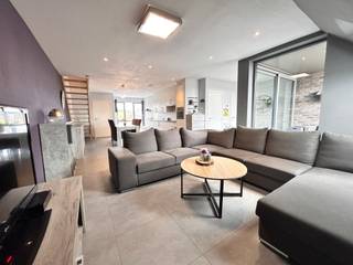 Instapklaar en energiezuinig appartement te koop in hartje Zonnebeke!  Indeling:Inkomhal, apart gastentoilet, praktische wasplaats, ruime en...
