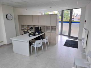 Nieuwe kantoorruimte op interessante ligging met een oppervlakte van 75m² en bestaande uit kantoorruimte(s), apart toilet, berging en badkamer met douche en wastafel.<br /><br />Het beschikt ook over een privé-kelderberging en er is voldoende parkeergelegenheid in de nabijheid van het gebouw.<br /><br />Alle voorzieningen aanwezig, conforme elektriciteit, alarmsysteem, gunstig EPC, verwarming op aardgas en onmiddellijk instapklaar!<br /><br />Contacteer ons kantoor voor meer info of een bezoek ter plaatse via 0471/605.314 of mail info@immo-b.be!