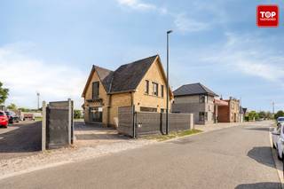 Deze volledig gerenoveerde woning geniet een gunstige ligging, met winkels, scholen en andere voorzieningen in de onmiddellijke nabijheid. Deze...