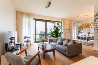 Dit volledig gemeubeld appartement is 100 % instapklaar en vinkt werkelijk alle boxen af:<br /><br />- Toplocatie op het Zuid<br />- 2 slaapkamers en 2 badkamers<br />- Ruim en lichtrijk<br />- Prachtige buitenruimte, uniek op deze locatie<br />- Recente nieuwbouw, dus energiezuinig!<br />- Mogelijkheid om parking bij te huren<br /><br />Het appartement is rustig gelegen op een zeer goede locatie op het Zuid nabij de Scheldekaaien, op wandelafstand van het bruisende stadscentrum. Winkels, restaurants, bezienswaardigheden, ontspanning bevinden zich allemaal in de nabije omgeving.<br /><br />Indeling: <br />Inkom met veiligheidsdeur en apart toilet. Praktische en ruime wasberging (voorzien van wasmachine en droogkast). Zeer aangename en lichte leefruimte op prachtige parketvloer. Aansluitend een prachtige leefkeuken met leuke zithoek en volledig ingerichte keukenblok. Zowel de leefruimte als de keuken zijn voorzien van een groot schuifraam waardoor er veel contact is met de prachtige buitenruimte waar je op uitkijkt, uniek !!<br />Groot terras dat voorzien is van voldoende tuinmeubilair. Aan de voorzijde van het appartement vinden we de masterbedroom, deze is voorzien van een dubbel bed, grote kleerkast en een ensuite badkamer met inloopdouche en dubbel lavabomeubel. Daarnaast vinden we de 2e slaapkamer die ook voorzien is van een ensuite badkamer met inloopdouche en lavabomeubel. <br /><br />Bijzonderheden:<br />Cv op gas, alle verbruik met individuele meters.<br />EPC in aanvraag<br />Maandelijkse kosten: 121 euro<br />Ondergrondse autostaanplaats optioneel bij te huren aan 120 euro per maand.