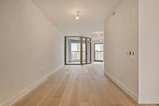 <b>PLAN VIA VOLGENDE LINK UW BEZOEK IN ALSOOK UW GEGEVENS: https://demeester.mijnhuurprofiel.be/whise/7341814<br /><br />Nieuwbouw appartement met frontaal waterzicht op het Eilandje</b><br /><br /><span>Gelegen in de begeerde Cadixwijk met zicht op het MAS, het Havenhuis en het Kattendijkdok ligt dit appartement in een zeer energiezuinig nieuwbouwproject. <br /><br /></span>De entree met separaat toilet begeleidt u naar de lichte leefruimte op mooie parketvloer. Aanpalend aan de woonruimte heeft u een aangenaam terras. De open keuken afgewerkt met marmer en notelaar is voorzien van alle luxe. Een bijkeuken is voorzien van aansluitingen voor wasmachine en droogautomaat. <br />Vervolgens beschikt het appartement over een hoofdslaapkamer met ingemaakt kastenwerk en een tweede slaapkamer. De luxueuze badkamer, eveneens afgewerkt met marmer en notelaar, is uitgerust met dubbele wastafel, toilet en douche. <br /><br />Uw wooncomfort kan verhoogd worden met een autostaanplaats P168 (-2) in de ondergrondse parkeergarage aan 150,-EUR/maand. <br /><br /><strong>Troeven:</strong><span> </span><br /><span>- BEN = Bijna-Energie neutraal dus zeer energiezuining<br />- Zeer gegeerde locatie op het Eilandje<br />- Frontaal waterzicht<br />- Voorzien van verlichting en gordijnen<br /></span>