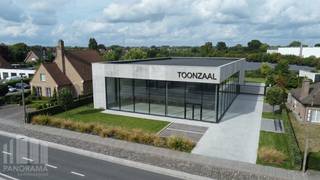 De voormalige thuisbasis van Dovy Keukens maakt plaats voor een nieuw te bouwen casco handelsruimte/showroom/kantoren met 19 parkeerplaatsen. Fantastisch gelegen langs de commerciële Meensesteenweg in Roeselare.<br /><br />Dit commercieel gebouw beschikt over een open ruimte met een vrije hoogte van 4,70 m en grote glaspartijen aan de voorzijde en zijkant voor een zeer goede visibiliteit. Aan de achterzijde is een sectionale poort voorzien van 4 m B x 4 m H. Dankzij de casco-oplevering heeft u de flexibiliteit om de ruimte volledig aan te passen aan uw specifiek wensen en behoeften. Tevens beschikt het bedrijfsgebouw over 19 parkeerplaatsen en een aangelegde groenzone.<br /><br />Dankzij de strategische ligging nabij de E403 afrit 6 (Roeselare-Rumbeke) geniet u van een uitstekende bereikbaarheid.<br /><br />Beschikbaar vanaf <strong>Q1 2027</strong>.<br /><br />Contacteer <strong>PANORAMA B2B</strong> voor bijkomende inlichtingen of een vrijblijvend plaatsbezoek<strong> 050 300 800</strong>.