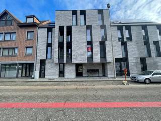 Gezellig en ruim appartement met veel lichtinval gelegen nabij het centrum van Geel.<br /><br />Het appartement bestaande uit:<br />- Inkomhal<br />- Woonkamer<br />- Keuken met koelkast, afwasmachine, keramische kookplaat, dampkap, ingebouwde combi microgolfoven en enkele lavabomeubel<br />- Badkamer met douche en enkele lavabomeubel<br />- Apart toilet met handenwasser<br />- 2 slaapkamers<br />- Berging met aansluiting voor wasmachine<br />- Ruim terras met uitzicht op de rustgevende tuin<br />- Kelderberging<br />- Ondergrondse staanplaats<br /><br />- Huurprijs: 925 euro/maand + gemeenschappelijke kosten van 75 euro/maand.<br />- Beschikbaar vanaf 1/05/2026!<br /><br />Uitsluitend via onze website www.vastengoed.be kan u een bezichtiging inplannen op de vooropgestelde bezoekmomenten. Voor andere vragen kan u het kantoor bereiken op het nummer 014/72.73.74.