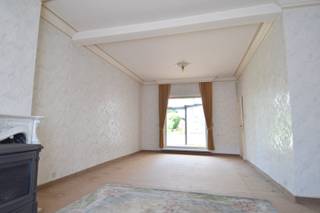 Op zoek naar een woning met ruimte, mogelijkheden én een uitstekende ligging? Deze karaktervolle woning in een rustige straat te Beveren-Leie heeft heel wat troeven!<br /><br />Indeling als volgt:<br />Via de inkomhal kom je rechtstreeks in de gezellige woonkamer, die aansluit op de veranda. Dankzij het zicht op de tuin geniet je hier volop van een aangenaam contact met het groen. Aansluitend bevindt zich de leefkeuken.<br /><br />Verder op het gelijkvloers vinden we de badkamer, uitgerust met een ligbad, lavabo, toilet en geïntegreerde wasplaats.<br />Op de eerste verdieping bevinden zich 3 volwaardige slaapkamers, waarvan 1 met een aanpalende bergruimte/dressing.<br /><br />Een absolute troef is de ruime zolderverdieping van maar liefst 86 m², bereikbaar via een vaste trap. Deze enorme ruimte biedt tal van mogelijkheden: extra slaapkamers, een hobbyruimte of zelfs een volwaardige uitbreiding van de woonruimte. De keuze is aan u!<br /><br />Maar het wordt nog interessanter…<br />Naast de woning bevindt zich een polyvalente ruimte van ca. 105 m²!<br />Een unieke opportuniteit voor wie op zoek is naar extra werk-, hobby-, praktijk- of opslagruimte. Dankzij de aparte toegang zijn hier werkelijk tal van invullingen mogelijk.<br /><br />Buiten kan je genieten van een leuke tuin, een aangename plek om tot rust te komen of gezellig samen te zijn met familie en vrienden. Zuidwest gericht en voorzien van een tuinberging.<br /><br />Ontdek zelf de renovatiemogelijkheden en laat je verrassen!<br /><br />Onze ref. DEV5161