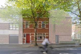 Plan nu uw bezoek vanaf 16/06!Bent u op zoek naar een karaktervolle woning te koop in Marke met uitzonderlijke volumes, veel lichtinval en...