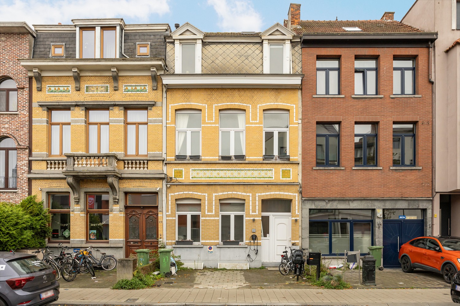 Ruime en karaktervolle herenwoning met zonnige tuin, dakterras en laadpunt in het hart van Merksem - foto 1