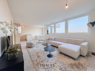 Residence Estée is located on the Noorweegse Kaai in Bruges, close to the Dam Gate with beautiful views of the Damse Vaart.<br /><br />The historic city centre of Bruges and public transport are in the immediate vicinity, making the residence easily accessible. <br />The spacious and standing luxury new-build flats will each be equipped with all modern techniques and finished with extremely durable quality materials. Each flat enjoys a beautiful spacious terrace with a view of the water or the green surroundings. The central location and the spacious and luxurious conception of the design contribute to pleasant living or an interesting investment.<br /><br />Flat 13 bus 02.02:<br />Entrance hall with guest toilet, living room with open kitchen and dining area with adjoining terrace (4 m²), bathroom equipped with toilet - double washbasin - bath and shower, 2 bedrooms with access to the 2nd terrace (10 m²)