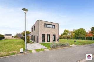 <p><strong>Moderne halfopen bebouwing in rustige buurt van Westrode (Wolvertem)</strong></p><p>In een kindvriendelijke, doodlopende straat in het landelijke Westrode ontdek je deze recente halfopen bebouwing (bouwjaar 2016) met een moderne uitstraling en verrassend veel lichtinval.</p><p>De leefruimte vormt één open geheel met de stijlvolle keuken en wordt langs drie gevels overspoeld met daglicht — een warme, uitnodigende plek met zicht op de tuin en het aangelegde terras. Dankzij de vloerverwarming op het gelijkvloers geniet je hier het hele jaar door van aangenaam wooncomfort.</p><p>De woning telt drie volwaardige slaapkamers en is ideaal voor jonge gezinnen of koppels die extra ruimte zoeken. Twee praktische bergingen zorgen voor extra opslag, waarvan één direct bereikbaar vanuit de keuken — handig voor voorraad of wasruimte. Daarnaast zijn er twee aparte toiletten (boven en beneden), wat het dagelijks comfort verhoogt.</p><p>Deze energiezuinige woning combineert hedendaags wonen met een uitstekende bereikbaarheid via de nabijgelegen A12. Rustig gelegen, maar toch dicht bij alles wat telt.</p><p><strong>Interesse? Kom de sfeer zelf ervaren en plan vandaag nog je bezoek.</strong></p>