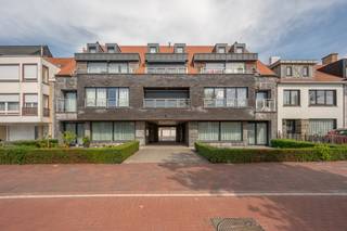 <p>Dans cette belle résidence à taille humaine, construite en 2014, nous vous proposons à la vente un spacieux appartement duplex comprenant <strong>3 chambres à coucher à part entière, 2 salles de bains et 2 terrasses</strong>. Possibilité d’acquérir un <strong>bon box de garage au rez-de-chaussée de la résidence</strong>.<span></span></p>
<p>L’appartement bénéficie d’une situation idéale, à proximité de <strong>Duinenwater</strong>, ainsi que du centre-ville et de la <strong>Lippenslaan</strong>. La gare et toutes les commodités se trouvent également à distance de marche.</p>
<p>L’entrée, avec toilette invités et vestiaire, donne accès au <strong>séjour spacieux et lumineux</strong>, orienté sud-ouest, agrémenté d’une agréable cheminée au gaz et donnant sur une belle terrasse avec <strong>vue dégagée</strong>. Toutes les pièces sont équipées de vitrages insonorisants et les chambres sont dotées de volets roulants insonorisants.</p>
<p>La <strong>cuisine moderne et ouverte</strong>, accompagnée d’une grande buanderie, donne accès à une deuxième terrasse, orientée sud-est, où vous pourrez profiter du <strong>soleil matinal</strong>.</p>
<p>À l’étage se trouvent <strong>3 chambres à coucher à part entière</strong>, toutes équipées de placards encastrés et de lits doubles. Les chambres disposent également de la climatisation. Le hall de nuit comprend une toilette séparée ainsi qu’une <strong>spacieuse salle de bains avec baignoire et douche</strong>. La chambre parentale bénéficie de sa <strong>propre salle de douche</strong>.</p>
<p>L’appartement dispose en outre de <strong>2 caves privatives</strong> ainsi que d’un débarras au rez-de-chaussée avec espace pour les vélos. Possibilité d’acquérir/louer un <strong>bon box de garage dans la résidence au prix de 85.000 €</strong>.</p>
<p><strong>Les meubles, rideaux et luminaires sont inclus dans le prix. Bon emplacement pour vélos</strong></p>