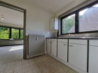 <p>Topo-Immo biedt u dit<strong> gezellig appartement </strong>aan, gelegen op de eerste verdieping van een kleinschalig gebouw.</p><p>Het appartement beschikt over <strong>een inkomhal met apart toilet</strong>, <strong>een badkamer</strong> en <strong>een lichtrijke woonkamer</strong> met aansluitend <strong>de keuken</strong>. Verder zijn er <strong>2 slaapkamers, waarvan één toegang geeft tot een aangenaam terras.</strong></p><p>Bovendien hoort hier nog <strong>een privatieve garage en een ruime privéberging bij</strong>. Ideaal voor wie comfortabel en rustig wil wonen!</p><p><strong>Het appartement geniet van een uitstekende ligging op wandelafstand van openbaar vervoer en met een vlotte verbinding naar onder andere Ninove, Roosdaal, Liedekerke en Denderleeuw. Onmiddellijk beschikbaar - EPC B - Huurprijs 800 euro exclusief nutsvoorzieningen.</strong></p>