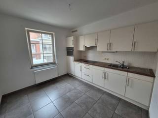 Dit appartement met 1 slaapkamer is gelegen op de eerste verdieping en bereikbaar met de lift. <br /><br />In de inkomhal hebben we een ingemaakte kast en een apart toilet. <br />De leefruimte geniet van veel lichtinval en de aparte keuken is uitgerust met een koelkast, keramische kookplaat en oven. <br />Aansluitend aan de keuken hebben we een berging met aansluiting voor wasmachine en droogkast.<br /><br />De badkamer is ruim en beschikt over een bad-douche combinatie en een badkamermeubel met lavabo, spiegel met verlichting. <br /><br />Achteraan het gebouw heb je een gemeenschappelijke fietsenberging. <br /><br />Beschikbaar vanaf 1/07/2026<br /><br />Heb je interesse? Klik op de gele knop <strong>'IK WENS EEN BEZOEK'</strong>.