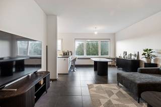 Welkom in dit stijlvol en tot in de puntjes vernieuwde appartement, gelegen op de tweede én bovenste verdieping van een kleinschalig gebouw. Dankzij die ligging geniet je hier van maximale rust en privacy, zonder bovenburen en met een groen uitzicht dat meteen voor ontspanning zorgt.<br /><br />Het appartement wordt momenteel verhuurd aan een betrouwbare huurder met een maandelijkse huurprijs van €1.050, wat zorgt voor een onmiddellijk rendement voor investeerders.<br /><br />De indeling is als volgt: een ruime inkomhal die uitkomt op de lichtrijke leefruimte van maar liefst 43 m², met een open en moderne keuken waar koken en leven perfect samenvloeien. De twee slaapkamers (13,5 m² en 10 m²) zijn volwaardig en rustig gelegen. De badkamer is uitgerust met een stijlvolle inloopdouche en lavabomeubel. Daarnaast is er een apart gastentoilet en een praktische berging.<br /><br />Het zuidgericht terras nodigt uit tot gezellige buiten momenten. En parkeren? Dat doe je zorgeloos in de garagebox, verplicht bij aan te kopen €25.000.<br /><br />De maandelijkse provisie bedraagt €184 (incl. gem. kosten, syndicus, poetsdienst, verwarming en water). Elektriciteit is via een individuele meter.<br /><br />Benieuwd om dit appartement te ontdekken? We plannen met plezier een bezoek in, contacteer Neon Vastgoed via 03/336.88.88 of mail naar info@neonvastgoed.be.