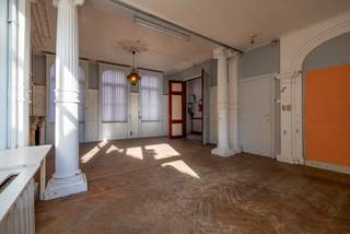 <p>In het bruisende centrum van Eeklo vind je deze uitzonderlijke, te renoveren herenwoning boordevol karakter en charme. Met maar liefst 5 à 7 ruime slaapkamers, hoge plafonds en een overvloed aan authentieke elementen, is dit een pand dat meteen tot de verbeelding spreekt.<br />Deze statige woning biedt een overvloed aan ruimte en mogelijkheden – ideaal voor wie op zoek is naar een uniek renovatieproject met ziel. Geniet van een aangename binnentuin, een zeldzaam rustpunt midden in de stad én een groot magazijn dat perfect dienst kan doen als atelier, praktijkruimte of zelfs extra woonvolume.<br />Troeven op een rij:<br />• Topligging in het centrum van Eeklo<br />• 5 ruime slaapkamers boven en 2 kamers beneden<br />• Authentieke elementen zoals moulures open haard originele vloeren en hoge plafonds<br />• Zonnige binnentuin<br />• Groot achterliggend magazijn van 122 m² + in te richten zolder<br />• Oneindige mogelijkheden: gezinswoning, kangoeroewonen, co-housing, praktijk/kantoor aan huis, B&B, ...<br />Een unieke kans voor wie droomt van wonen, werken of investeren in een karaktervolle setting met geschiedenis. Laat je inspireren en ontdek de vele mogelijkheden van dit uitzonderlijke pand.<br />Contacteer ons vandaag nog voor meer informatie of een bezoek ter plaatse op 0470/79 66 20 of mail naar nele@cornelis-partners.be</p>