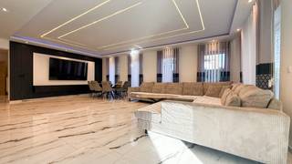 Bij ImmoFusion 7/7 “open huis”: klik op onze 3D-TOUR.<br />Ervaar vastgoed alsof je er zelf doorloopt!<br /><br />Ontdek deze indrukwekkende open bebouwing in de Tervantstraat 198 te Paal, een woning die in 2025 een volledige transformatie kreeg en vandaag bijna als nieuwbouw aanvoelt. Dankzij de ruime perceelgrootte van 913 m², de 18 meter straatbreedte, de moderne afwerking en maar liefst 5 slaapkamers, is dit een uitzonderlijke woonkans voor wie houdt van ruimte, comfort én stijl.<br /><br />Je woont hier in een rustige omgeving met weinig verkeer, maar geniet toch van een zeer vlotte verbinding met de autosnelweg en alle dagelijkse voorzieningen. De perfecte combinatie tussen rust en bereikbaarheid!<br /><br />Via de ruime inkomhal word je meteen verwelkomd door de openheid van de woning. Rechts vind je de trap naar boven, terwijl links de eerste leefruimte en aansluitende eetruimte zich aanbieden. Grote raampartijen zorgen voor een natuurlijke en aangename lichtinval.<br /><br />Pluspunten<br />- Volledig vernieuwd in 2025 — quasi nieuwbouw<br />- 5 slaapkamers<br />- 2 moderne badkamers met inloopdouche<br />- 2 leefruimtes + 2 eetruimtes<br />- Enorme open keuken met eiland<br />- 913 m² perceel – volledig omheind en aangelegd<br />- Overdekt terras / carport<br />- PVC driedubbel glas<br />- Zonnepanelen<br />- Energiezuinig label B<br />- Rustige ligging met snelle verbinding naar autosnelweg<br /><br />Maatregelen opgenomen in het Maatregelenregister: nee<br /><br />Voor een bezichtiging ter plaatse of meer info, bel ons op 078/78.78.70, of kom gewoon binnen op ons kantoor – steeds welkom!