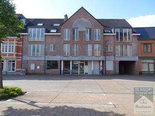 Kantoor met vast meubilair in casco+ staat.Handelsgelijkvloers met 6 parkeerplaatsen aan de achtergevel.Gebouw met diverse mogelijkheden voor gebruik...