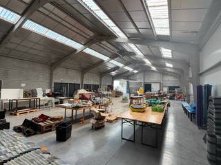 Deze ruime loods is gelegen op een uitstekende locatie in Diksmuide, in het industrieterrein. Ideaal voor bedrijven die nood hebben aan ruimte en een strategische ligging.<br /><br />De loods is uitgerust met een sectionale poort met een hoogte van circa 3,7 m en een breedte van 5,5 m. Ook zijn er nog verscheidene toegangen met dubbele deuren. <br /><br />De voorzieningen zijn water, elektriciteit en drijfkracht.<br /><br />Vrij vanaf: 01/09/2026.<br /><br />