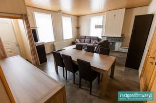 Bent u op zoek naar een instapklare woning zonder renovatieverplichting in het charmante Kluisbergen? In de Stationsstraat bevindt zich deze verzorgde woning waar reeds renovatiewerken werden uitgevoerd, waardoor u hier zonder zorgen uw intrek kunt nemen. Met een EPC-label C voldoet de woning aan de huidige energienormen en biedt ze een mooie balans om te starten. <br /><br />Bij het betreden van de woning komt u terecht in een gezellige leefruimte die aansluit op de aparte keuken met eethoek. Verder beschikt het gelijkvloers over een praktische kelder, meerdere bergruimtes en een onderhoudsvriendelijke koer waar u in alle rust kan genieten van een buitenmoment.<br /><br />Op de bovenverdieping bevinden zich drie volwaardige slaapkamers, aangevuld met een extra ruimte die perfect dienst kan doen als bureau of strijkkamer. De ingerichte en vernieuwde badkamer zorgt voor hedendaags comfort. Via een vaste trap bereikt u de zolderverdieping, ideaal als extra stockageruimte.<br /><br />Kom deze woning zonder afspraak bezoeken op zaterdag 21 maart of contacteer ons vandaag nog voor meer informatie of een bezoek ter plaatse en bel Stefanie op het nummer 055/59 50 10 of email stefanie@vastgoedbrowaeys.be