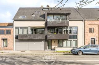 Bij het betreden van het appartement komt u in de inkomhal die toegang geeft tot de verschillende ruimtes. De open en ruime <strong>leefruimte</strong> geniet van veel <strong>natuurlijk licht</strong> en sluit mooi aan op de keuken, wat zorgt voor een aangename en gezellige leefomgeving.<br /><br />Het appartement beschikt over twee volwaardige slaapkamers en een badkamer. Daarnaast zijn er <strong>twee terrassen</strong> aanwezig waar u kan genieten van een moment van rust in de buitenlucht.<br /><br />Verder is er een garage inbegrepen, wat zorgt voor extra comfort en parkeergelegenheid. Ook zijn er twee praktische bergingen voorzien, ideaal voor extra <strong>opslagruimte</strong>.<br /><br />De maandelijkse <strong>gemeenschappelijke kosten</strong> bedragen €120.<br /><br />Dit appartement is ideaal voor wie op zoek is naar comfortabel wonen, met een vlotte bereikbaarheid naar omliggende gemeenten.<br /><br />Interesse? Contacteer ons voor meer informatie of een bezoek ter plaatse.