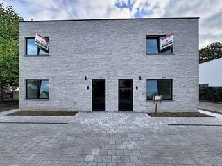 In het charmante Deurle, deelgemeente van Sint-Martens-Latem, bevindt zich dit prachtig afgewerkte gelijkvloerse nieuwbouwappartement waar hedendaagse architectuur, ruimte en wooncomfort harmonieus samenkomen.<br />De lichtrijke en royale leefruimte vormt het hart van het appartement. Grote raampartijen zorgen voor een aangename lichtinval en creëren een mooie verbinding met het terras. De stijlvolle open keuken is volledig uitgerust met kwalitatieve inbouwtoestellen en sluit naadloos aan bij de leefruimte.<br />Het appartement beschikt over drie volwaardige slaapkamers, een comfortabele badkamer met dubbele wastafel en toilet, een afzonderlijke douchekamer en een gastentoilet. De doordachte indeling en verfijnde afwerking zorgen voor een aangename woonbeleving, waarbij esthetiek en functionaliteit hand in hand gaan.<br />Ook op het vlak van energiezuinigheid en duurzaamheid biedt dit appartement alle hedendaags comfort. Een warmtepomp, vloerverwarming, zonnepanelen en een ventilatiesysteem type D dragen bij aan een aangenaam binnenklimaat en een energiezuinige woonomgeving.<br />Het noordoostelijk georiënteerde terras nodigt uit om in alle rust van het buitenleven te genieten. Twee privatieve parkeerplaatsen en een praktische fietsenberging vervolledigen het geheel.<br />Gelegen in een rustige, residentiële omgeving combineert deze eigendom het groene karakter van Deurle met een vlotte bereikbaarheid van Gent en de omliggende gemeenten.<br />Een bijzonder aantrekkelijk appartement voor wie op zoek is naar stijlvol, comfortabel en energiezuinig wonen op een gegeerde locatie.