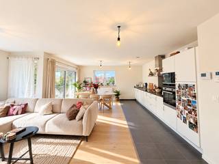 <p>In Residentie de Berenpoort vind je dit mooie en nieuwe appartement op minder dan een minuut van de oprit van de E40, de winkels en het openbaar vervoer. Voor wie wil wonen in een mooi en eigentijds project op een centrale ligging is dit een uitgelezen kans. En "mooi" is daarbij een goed gekozen woord want dit nieuw en stijlvol woonproject combineert tal van opvallende kwaliteiten die absoluut de moeite waard zijn om te bekijken. De Berenpoort staat garant voor wonen met uitstraling op een centraal gelegen en interessante plek. Lichtrijk en zonnig appartement met ruime living, 2 slaapkamers en terras. Zonneoriëntatie en zicht op groen. De autostaanplaats en kelder zijn inbegrepen in de prijs.<br /><br /><span>1ste verdieping (103m2):</span><br />Inkomhal - living (40m2) met laminaatparket - open ingerichte keuken met spoelbak, keramische kookplaat, oven, microgolfoven, dampkap, frigo, vaatwas en kasten - aansluitende berging - nachthal met toilet - badkamer met inloopdouche, meubel met dubbele lavabo en spiegelkast - 2 slaapkamers (12m2, 10m2) - zongericht terras<br /><br />Inclusief autostaanplaats (nr. 44) - kelderberging (nr. 3)<br /><br /><span>Algemeen:</span><br />- vrij op: 1/01/2027<br />- eigen zonnepanelen<br />- provisie gemeenschappelijke kosten: €65/m<br />- e-peil: E50<br />- volledig geschilderd<br />- op wandelafstand van winkels, openbaar vervoer, station<br />- nabij op/afrit E40</p>