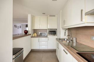 <p>Bent u op zoek naar een <strong>ruime gezinswoning met potentieel</strong>, gelegen op een toplocatie nabij het centrum van Aartselaar? Dan is deze bel-etagewoning zeker een bezoek waard.<br /><br />Deze solide woning werd doorheen de jaren reeds grondig aangepakt en biedt een sterke basis om verder af te werken naar eigen smaak. Momenteel beschikt de woning over <strong>drie slaapkamers</strong>, met <strong>achter de garage een extra polyvalente ruimte</strong> die perfect kan dienen als vierde slaapkamer, bureau of praktijkruimte. De aansluitingen voor een tweede badkamer zijn hier reeds voorzien.<br /><br />Belangrijke werken die werden uitgevoerd zijn onder andere het dak, de elektriciteit, riolering, vloer op het gelijkvloers, vals plafond leefruimte, condensatieketel, dakgoot en diverse voorbereidende werken voor screens en rolluiken. Ook de veranda werd deels aangepakt met een screen en vernieuwd glas.<br /><br />Buiten geniet u van een leuke tuin met vernieuwd terras en een praktische tuinberging. Vooraan de woning bevindt zich bovendien een handige oprit met plaats voor twee wagens.<br /><br />Enkele afwerkingen dienen nog te gebeuren, waaronder de inrichting en afwerking van de polyvalente ruimte achteraan, de ramen op de tweede verdieping die nog voorzien zijn van enkel glas en de renovatie van de badkamer.<br /><br />Dankzij de centrale ligging nabij winkels, scholen, openbaar vervoer en belangrijke invalswegen combineert deze woning ruimte, mogelijkheden en een uitstekende bereikbaarheid.<br /><br />Interesse? Contacteer ons gerust voor een bezoek of meer informatie.</p>