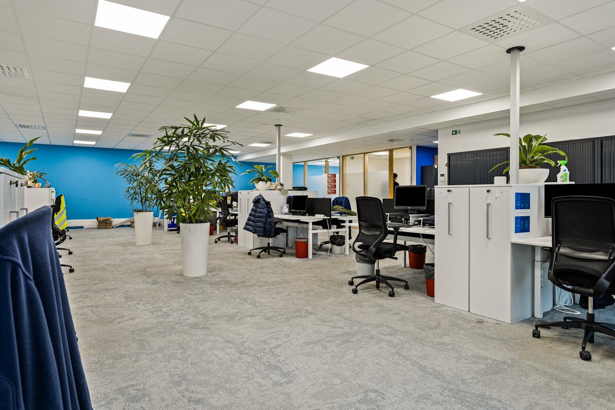 Bureau spacieux (240 m²) à louer à Loppem. - photo 4