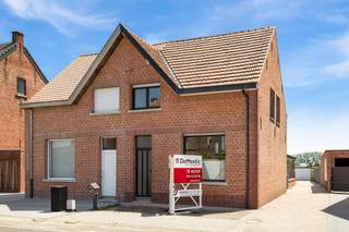 Deze charmante woning is gelegen nabij het centrum van Arendonk.<br />Het centrum, de winkels, het openbaar vervoer en de scholen zijn gelegen op loopafstand.<br />Ondanks dat de woning nabij het centrum is gelegen heeft u vanuit de tuin een prachtig zicht op de landerijen.<br /><br />We betreden de woning en komen binnen in de inkomhal om van hieruit naar de ruime woonkamer te gaan die voorzien van een tegelvloer. De woonkamer kan opgedeeld worden in een zit -en eethoek. Dan gaan we verder naar de keuken met alle comfort. Naast de keuken is er een mooie veranda met uitzicht op de tuin.<br />Verder komen we in de badkamer terecht met een douche in het bad, een lavabo en een WC.<br />Daarna komen we in de wasplaats/bergruimte terecht.<br /><br />Via de traphal gaan we naar de eerste verdieping die voorzien is van 3 slaapkamers en een nachttoilet.<br /><br />In de zuidgerichte tuin heeft u alle privacy en een mooi uitzicht op de landerijen. Tevens zijn er achteraan in de tuin twee garageboxen die voor allerlei doeleinden kunnen gebruikt worden.<br /><br />Kortom voor al diegenen die vlakbij het centrum willen wonen maar toch in een rustige omgeving, is dit een buitenkans!