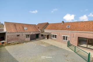 VALIMMMAS verkoopt deze rustig en landelijk gelegen hoeve op 40 are, met schuren, stallingen en weide. Het gelijkvloers (woongedeelte) bestaat...