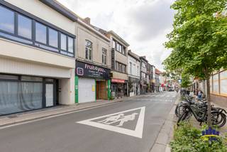 Op een uitstekende locatie aan de Bevrijdingslaan in Gent bevindt zich dit veelzijdige pand met een handelspand op het gelijkvloers en een ruime woonst erboven. Dankzij de combinatie van commerciële en residentiële mogelijkheden vormt dit eigendom een bijzonder interessante opportuniteit voor investeerders, ondernemers of wie wonen en werken wil combineren.<br />Het pand is gelegen op een perceel van 140 m² en beschikt op het gelijkvloers over een handelspand met een uitstekende visibiliteit en veel passage. Bovendien is er reeds een kandidaat-huurder die bereid is het handelspand te huren voor ongeveer € 2.000 per maand, wat meteen interessante verhuurmogelijkheden biedt.<br /><br />De bovenliggende woonst omvat een lichtrijke leefruimte, een keuken, een badkamer, een praktische berging, drie volwaardige slaapkamers en een zolder. Daarnaast beschikt het pand over een kelder, wat zorgt voor extra opslagruimte en gebruiksgemak. De woning is tevens volledig voorzien van dubbele beglazing<br />Dit eigendom biedt bijzonder veel mogelijkheden. Na renovatie kan het uitgroeien tot een echte parel in de straat en een aantrekkelijke combinatie vormen van wonen en werken, of een interessante opbrengsteigendom met een sterk rendementspotentieel. De gunstige ligging wordt extra onderstreept door een uitstekende mobiscore van 9,2, waardoor winkels, openbaar vervoer, scholen en andere voorzieningen vlot bereikbaar zijn.<br /><br />Een unieke kans voor wie op zoek is naar een karaktervol pand met ruimte, potentieel en een uitstekende ligging in Gent. <br /><br />Maatregelenregister: Blanco (geen maatregelen in het Vlaams Handhavingsplatform)<br /><br /><strong>Interesse? Contacteer mij vandaag nog voor meer info op 0472/50.08.58 - Mohamed</strong>