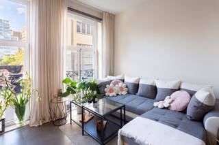 Omgeving<br /><br />Dit instapklare duplexappartement bevindt zich op een bijzonder centrale locatie in Antwerpen, op wandelafstand van het Centraal Station. Winkels, gezellige horecazaken, openbaar vervoer en tal van andere voorzieningen bevinden zich vlakbij. Ook het Stadspark ligt om de hoek en biedt een groene plek midden in de stad. Dankzij de centrale ligging zijn er bovendien verschillende parkeermogelijkheden in de nabije omgeving.<br /><br />Indeling<br /><br />Het appartement bevindt zich op het gelijkvloers en beschikt over een aangename woonoppervlakte van ca. 50 m². Bij het binnenkomen kom je in de lichtrijke leefruimte met open keuken. Verder beschikt het appartement over een ruime slaapkamer, een apart gastentoilet en een afzonderlijke badkamer met ligbad en douche. <br /><br />In de badkamer is een aansluiting voorzien voor wasmachine en droogkast, netjes weggewerkt in een nis. Onder de trap bevindt zich bovendien nog een praktische bergruimte.<br /><br />Momenteel wordt het appartement verhuurd aan 725 +35 euro/maand. <br /><br />Belangrijke troeven<br />- Ramen vernieuwd in 2023<br />- Renovatie in 2022<br />- Dichtbij station<br /><br />Verplichte vermeldingen<br />-EPC: 140 kwh/m² jaar<br />-P-score: D<br />-G-score: D<br />- Stedenbouw in aanvraag