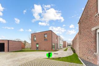 Gelegen nabij het centrum van Meulebeke vinden we dit nieuwbouwproject terug bestaande uit 6 woningen. Gelegen in een doodlopende straat maak dit...