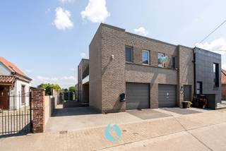 Dit gebouw is heel rustig gelegen in een doodlopende straat en bestaat uit 2 ruime appartementen en 2 garages.Ideale opportuniteit voor investeerders...