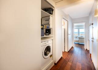 <p><strong>Koksijde-Zeedijk, Residentie Capricorne, Appartement met 2 slaapkamers en frontaal zeezicht, 1e verdieping met lift. </strong></p>
<p>Het appartement bestaat uit: inkomhall, ruime woonkamer met prachtig zeezicht, open en volledig ingerichte keuken, 2 ruime slaapkamers, badkamer met inloopdouche en wastafel en afzonderlijk toilet. De verwarmingsketel werd recent vernieuwd en het appartement wordt bemeubeld verkocht. Mogelijkheid tot het aankopen van een garage in de buurt aan €55.000.<br /><br /><strong>Het appartement is heel centraal gelegen op de Zeedijk is in goede staat. Ideaal als tweede verblijf of opbrengsteigendom (vakantieverhuur).</strong></p>