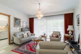<p><span>Ter Rivierenlaan 6 (2e verd.) - Deurne</span></p><p><span> </span></p><p><span>Ruim appartement (110 m²) met 3 slaapkamers en terras (12 m²) in Deurne</span></p><p><span>Hier woon je op een steenworp van het Rivierenhof. Dankzij de nabijheid van bus, tram en velo-stations en de vlotte aansluiting op de autosnelweg geniet je hier van een uitstekende bereikbaarheid. Een ideale combinatie van rust, groen en mobiliteit.</span></p><p><span>Het appartement is gelegen op de tweede verdieping van een verzorgd gebouw met zes verdiepingen. De verwarming is collectief op gas en dankzij de gunstige EPC-score B geniet je van energiezuinig wonen.</span></p><p><span>Je komt binnen in de ruime inkomhal met praktische ingemaakte vestiairekast. Vooraan bevindt zich de lichtrijke woonkamer van 32 m², met aansluitend de aparte keuken van 8 m² met basisuitrusting. Zowel vanuit de leefruimte als de keuken heb je toegang tot het ruime, west-gerichte terras van 12 m², waar je heerlijk van de namiddag- en avondzon kan genieten.</span></p><p><span>Verder beschikt het appartement over een verzorgde badkamer van 6 m² met ligbad/douche en dubbele lavabo. Het toilet is apart. Aan de rustige achterzijde bevinden zich drie volwaardige slaapkamers van 9 m², 10 m² en 16 m².</span></p><p><span>Als extra troef is er de mogelijkheid om een garagebox mee aan te kopen.aan 25000€</span></p><p><span>Ben je op zoek naar een ruim appartement op een centrale locatie? Mis deze kans niet! Bewoonbare opp. 110 m² – ref.: bruto vloeropp. Voor meer info of een gratis schatting surf naar </span><span><span>www.hansimmo.be</span></span></p><p><span> </span></p>