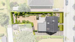 <p><span>Ligging<br /></span><span>Deze alleenstaande villa bevindt zich op een toplocatie in Sleidinge, op wandelafstand van het dorpscentrum. <br />Winkels, scholen, bibliotheek, het cultuurcentrum en het station liggen op wandelafstand.<br />Hier geniet je elke dag van een residentiële woonomgeving en het comfort van alles dichtbij.<br /><br /></span><span>Stijlvolle villawoning met 3 slaapkamers en heerlijke tuin<br /></span><span>Sommige woningen voelen vanaf het eerste moment als een thuis. <br />Deze karaktervolle villawoning is daar het perfecte voorbeeld van.<br />Jarenlang werd ze met liefde bewoond en met de grootste zorg onderhouden. <br />Kwalitatieve materialen, een tijdloze afwerking en een stijlvolle inrichting vormen de rode draad doorheen de woning.<br /><br />De ruime inkomhal verwelkomt je en leidt naar de sfeervolle leefruimte. <br />Hier vormt de prachtige schouw en het volparket het warme middelpunt van de zithoek.<br />De lichtrijke eetplaats aan het raam kijkt uit op de tuin en sluit naadloos aan op de keuken, van waaruit je rechtstreeks het terras en de tuin bereikt.<br />De woning beschikt op het gelijkvloers verder over een royale slaapkamer en een ruime badkamer, uitgerust met ligbad en douche.<br />Praktisch comfort is aanwezig dankzij een handige berging/wasplaats en een ruime garage.<br /><br />Achter een subtiel geïntegreerde spiegeldeur bevindt zich de trap naar de verdieping. <br />Boven wacht een ruime nachthal die zich perfect leent als bureau- of leeshoek, aangevuld met twee volwaardige slaapkamers en een tweede douchekamer.<br /><br />Buiten vormt de tuin een oase van rust. <br />Geniet van zonnige dagen aan de sfeervolle vijver, bewonder het kunstwerk dat karakter toevoegt aan de tuin of ontspan in alle privacy op het terras onder de xl zonneluifel.<br />Het tuinhuis biedt bovendien extra bergruimte voor tuinmateriaal of fietsen.<br /><br /></span><span>Troeven<br /></span><span>/ topligging<br />/ perfect onderhouden villawoning<br />/ tijdloze uitstraling<br />/ ruim wonen, ideaal voor een gezin<br /><br /></span></p>