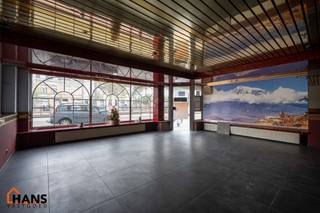 Bent u op zoek naar een eigendom met tal van mogelijkheden? Dan is dit polyvalente pand van ca. 101 m² zeker een bezoek waard. Momenteel staat het kadastraal ingeschreven als volledig handelsruimte en op de bouwvergunning gedeeltelijke woonst en gedeeltelijke handelsruimte, terwijl er momenteel een vergunningsaanvraag loopt om het volledige pand als appartement te bestemmen. Wenst u het pand volledig als handelsruimte te gebruiken? Ook dit vormt volgens de huidige inzichten geen probleem.<br />Het pand vraagt een grondige renovatie, maar biedt hierdoor de ideale kans om het volledig naar eigen smaak en noden in te richten. Dankzij de open indeling, de grote etalage en de uitstekende zichtbaarheid leent het zich perfect voor tal van commerciële activiteiten zoals een winkel, kantoor, praktijk, showroom of horecaconcept (mits de nodige vergunningen).<br />Achteraan bevinden zich een hele grote garage dat van dezelfde eigenaar is.<br />De ligging vormt zonder twijfel één van de grootste troeven. Gelegen op een drukke verbindingsas met een uitstekende bereikbaarheid via het openbaar vervoer, geniet dit pand van een hoge visibiliteit en een constante passage van potentiële klanten. Ook voor wie op zoek is naar een investeringsproject of een combinatie van wonen en werken biedt dit vastgoed bijzonder veel potentieel.<br />Troeven:<br />Ca. 101 m² bruikbare oppervlakte;<br />Veelzijdige bestemmingsmogelijkheden;<br />Vergunningsaanvraag lopende voor volledig appartement;<br />Volledig handelspand eveneens mogelijk;<br />Grote commerciële etalage;<br />Achterliggende buitenruimte;<br />Uitstekende bereikbaarheid met openbaar vervoer;<br />Renovatieproject met enorm potentieel.<br />Vaste kosten liggen om en beide rond de125 Euro/maand.<br />De beschikbare documenten kan u terugvinden via de downloads op onze website.<br />Voor meer informatie kan u terecht op www.hansvastgoed.com of contact opnemen via info@hansvastgoed.com of +32 3 366 05 30.